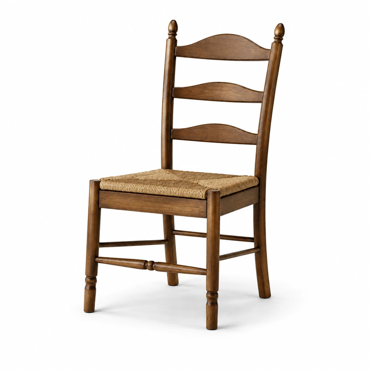 Silla de madera con asiento de fibra natural marrón